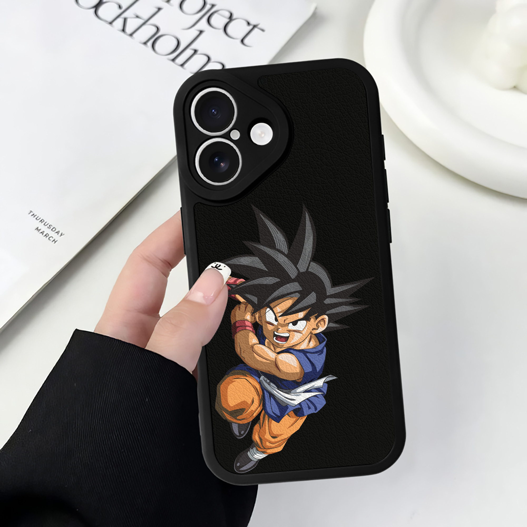 （画像用） ドラゴンボール 孫悟空（そん ごくう）Son Goku カカロット DRAGON BALL Kakarotto 【iPhone 16シリーズ対応】シリコンスマホケース（レザー調） 材質：シリコン